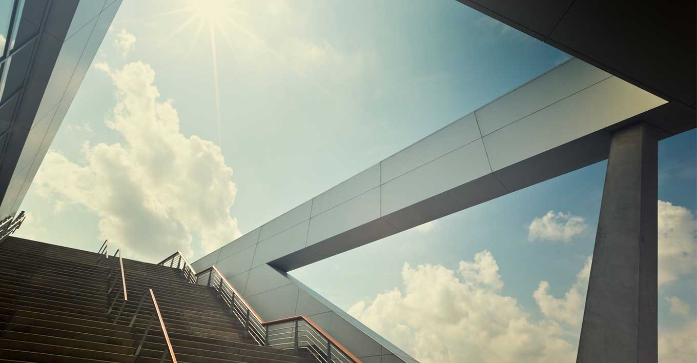 青空に向かう階段