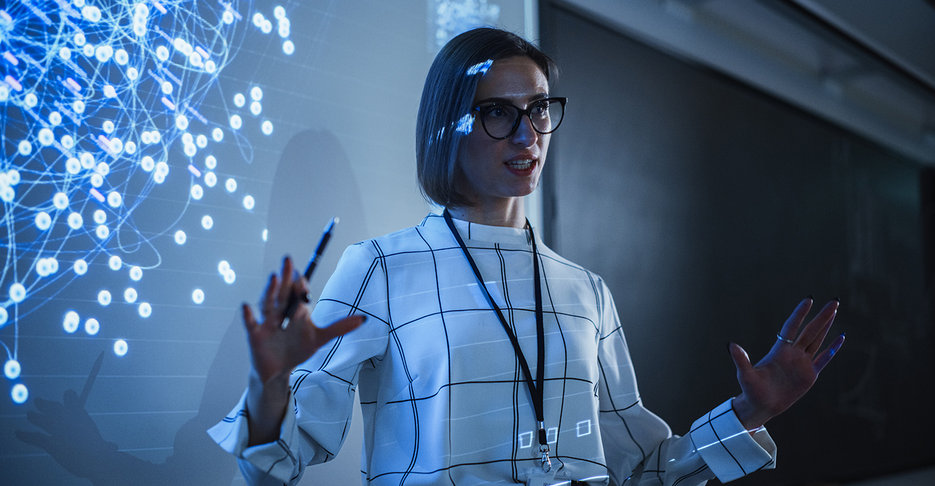 最先端の研修施設で講義する女性