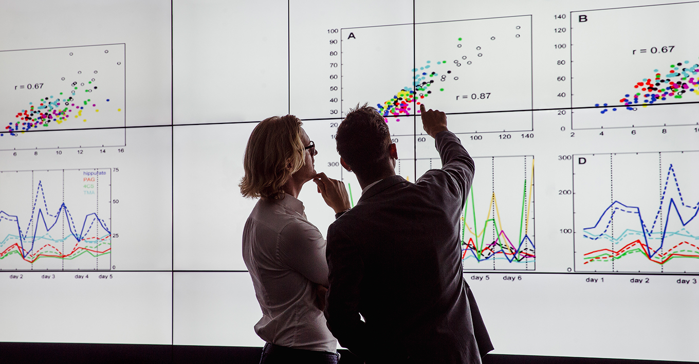 統計データを見ながら議論するコンサルタント