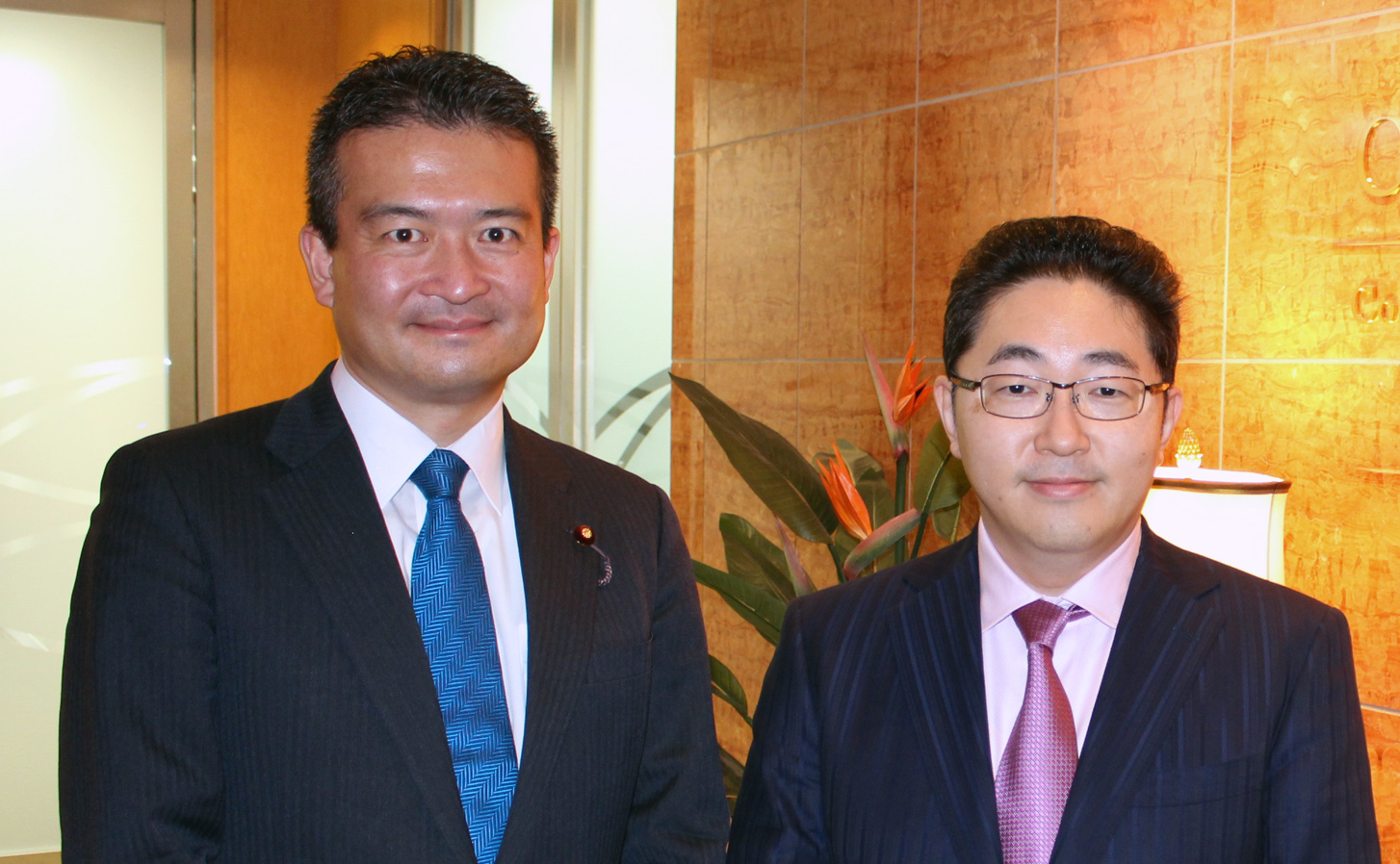 津村議員(左)/ CEG渡辺(右) 津村議員(左)/ CEG渡辺(右)