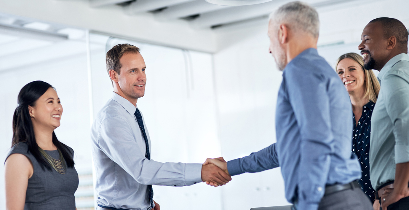 （イメージ）契約成立で握手するビジネスパーソン